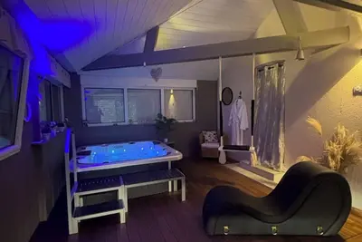 Image de Charme & Sens maison de charme avec jacuzzi intérieur