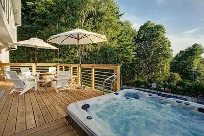 Image de Pool 🏊♂️ • Hot Tub 💦 • Game Room 🎯 • Family & Pet Friendly 🐾