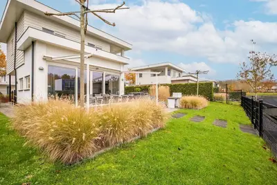 Image de Luxurious 8-person houseboat with jacuzzi, sauna, 3 bedrooms, and garden by the water. Includes swim ladder, large dining table, sun loungers, and fully equipped kitchen. Located at Villa Resort Harderwold near the Veluwemeer!