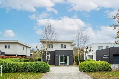 Image de Luxurious 12-person houseboat with jacuzzi, sauna, 5 bedrooms, and garden by the water. Includes swim ladder, covered balcony, and large dining table. Located at Villa Resort Harderwold near the Veluwemeer!