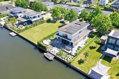 Image de Luxury 10-person villa with jacuzzi, sauna, 4 bedrooms, 3 bathrooms and two outdoor dining tables. Pet-friendly, fully equipped kitchen, and direct water access.