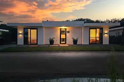 Image de Detached 6-person villa with paddleboards, waterfront garden with private swim deck, sunshade, Bbq, and luxurious open kitchen. Located at Villa Resort Harderwold in Zeewolde. Pet-friendly!