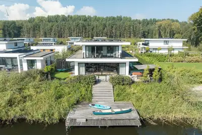 Image de Detached 10-person villa with fenced garden, trampoline, modern kitchen and private swimming dock