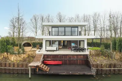 Image de Brand-new 10-person waterfront villa with hot tub, sauna, trampoline and private jetty – perfect for a luxury family getaway.