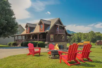 Image de 🐻MulbearyMtnCabin: Mtn View, Pets, Hot Tub, Games, Yard with Fire Pit❄️