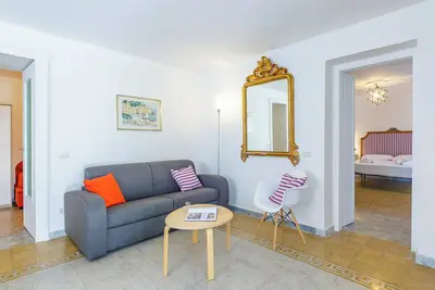 Image de Romantic Place with Pines, cats and Stunning view