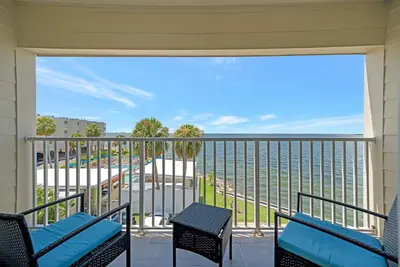 Image de Waterview Balcony Condo & Fireplace | Heated Pool