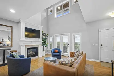 Image de Hilltop 3br for 10, Private Garage, Skyline Views