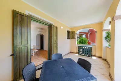 Image de Residenza Le Farfalle 'Bilocale B' avec vue sur le jardin, piscine commune