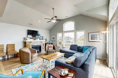 4br | Pool | Hot Tub | Game Room | Balcony