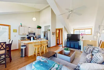 3br townhome by the beach with pool & pickleball