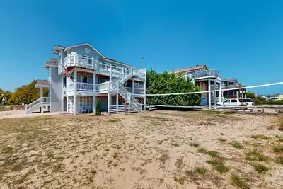 Dog-friendly 5br w/ lighthouse views & hot tub