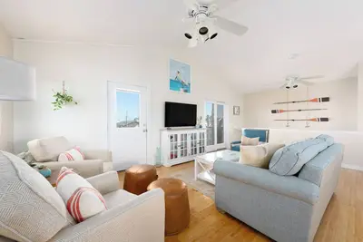 Image de Tres Del Mar - 5 Min to Beach, Hot Tub, Firepit & Iconic Obx Location