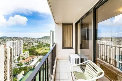 Image de High Floor 1 Bd Condo - Steps away from the beach!
