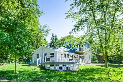 Image de Firepit, Deck & Views | Stairs to Lake Michigan