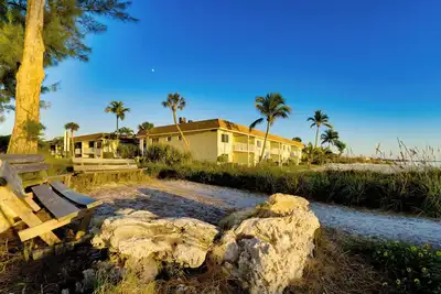 Image de Beachfront Condo Complex-Pool, Direct Beach Access & Racket Court-Nautilus 217