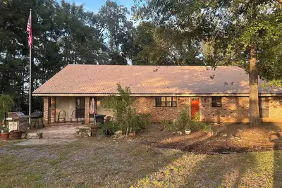 Image de Lake front property 3 bedroom with big back porch.