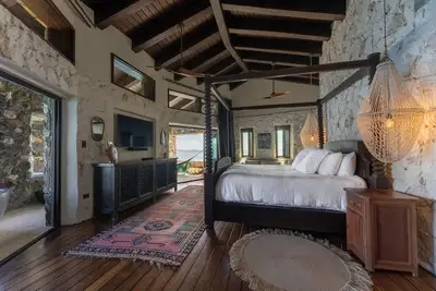 Image de Top‑Level Sunrise Oceanview Suite, Private Balcony