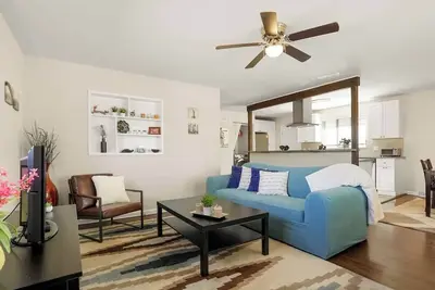 Image de Remodeled! By Park and Lake, Dog Friendly
