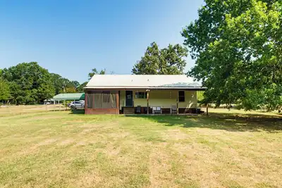 Image de Screened Patio + Fire Pit: Peaceful Marshall Home