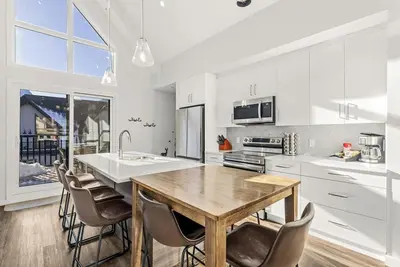 Image de Cloudline Vista 3 BdrmTownhouse w/ Private Garage • Views • Pool • Walk Downtown