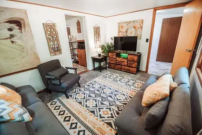 Image de Enchanting bee inspired 2-bedroom cabin in Arkdale