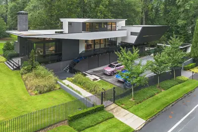 Image de Contemporary Modern estate in delightful Atlanta with an infinity swimming pool