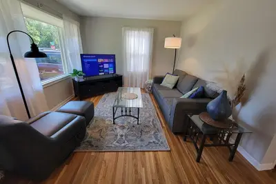 Image de Spacious 5-bedroom house in terrific Hopkins with open living and dining space.