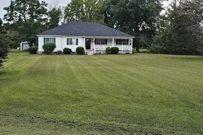 Image de Beautiful farmhouse with 3 bedrooms and 4 Queen beds for a cozy stay