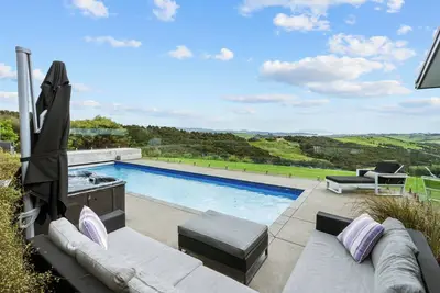 Image de Exclusive home with uninterrupted views of the Hen & Chicks, set in Native Bush