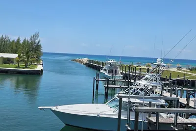 Image de Soothing 2-bedroom 2 1/2 bath condo in Blue Marlin Cove West End Grand Bahamas