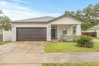 Image de Welcome to The Chelsea Inn! This cozy, modern 3br/2ba home is designed for all!