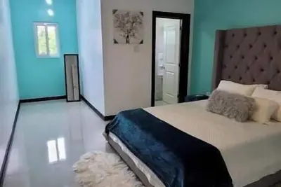 Image de 2 B/room upscale location, pool, security, laundry