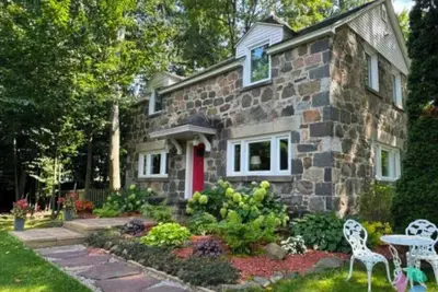 Image de Charming English Cottage, perfect to experience autumn colors and winter sports