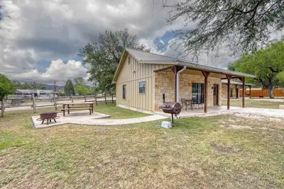 Image de Oasis Cabin #1 on the Frio