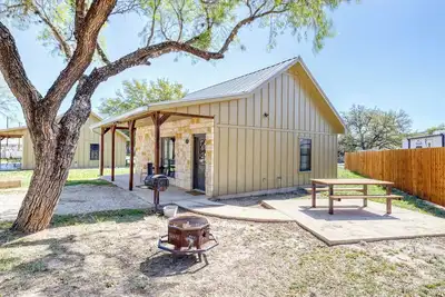 Image de Oasis Cabin #2 on the Frio