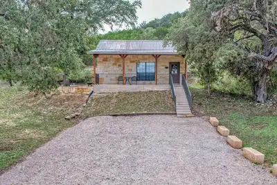Image de Oasis Cabin #4 on the Frio