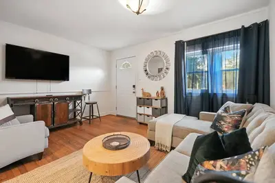 Image de Spacious 2-Bedroom Unit on Arlington Blvd with Prime Bridges Access.