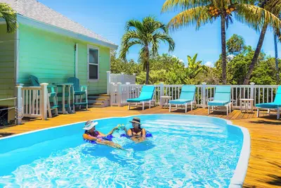 Image de 🏝Tropical Oasis! Pool! Boat Slip! Bikes! Central location! 🏝