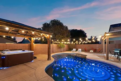 Image de Float  Fun Retreat  Pool • Hot Tub • Fire Pit • Foosball • Pool Table