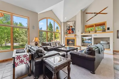 Modern Mountain Stay | Hot Tub, Fire Pit & Views