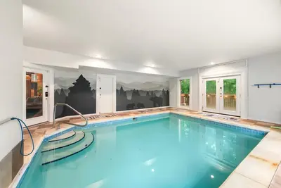Image de Indoor Heated Pool | Sleeps 18 | Hot Tub | Theatre