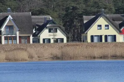 Image de Maison au toit de chaume Strandvogt avec vue sur le lac