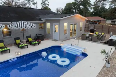 Image de Gilded Magnolia Hideout|Sleeps8|Hot Tub|pet+