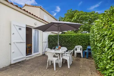 Image de Piscine commune, terrasse, maison pour 5
