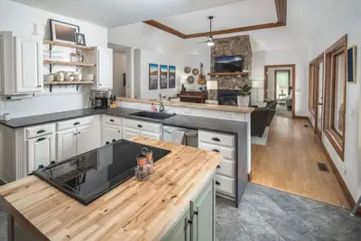 Image de Stylish Boone Retreat | Dogs Ok | Hot Tub