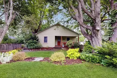 Image de Grove Cottage w Fire Pit, Walkable to Weaverville