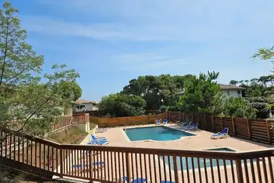Image de à 400m de la plage, grande terrasse, piscine, parking, accès pistes cyclables