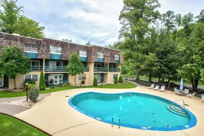 Image de Stylish 2br/2ba Townhome – Walk or Drive to Downtown Gatlinburg!