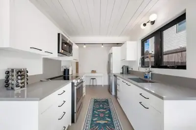 Image de Mid-Century Modern Retreat, Perfect for Families!
